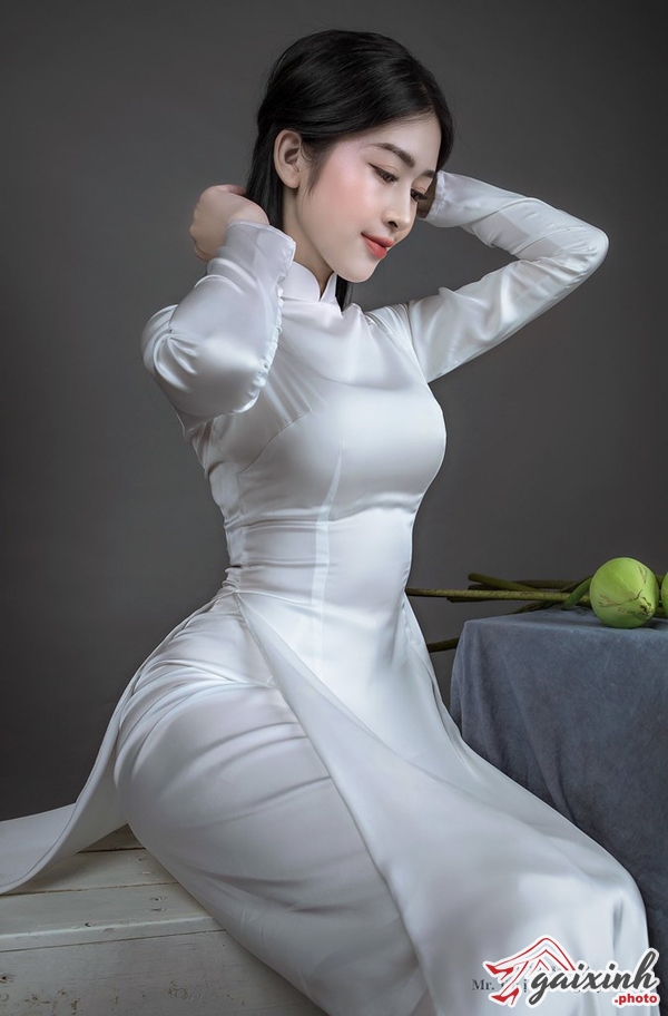 áo dài trắng phi bóng